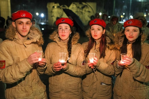 На площади Славы в Подольске зажглись сотни свечей.  Жители Городского округа почтили память погибших при..