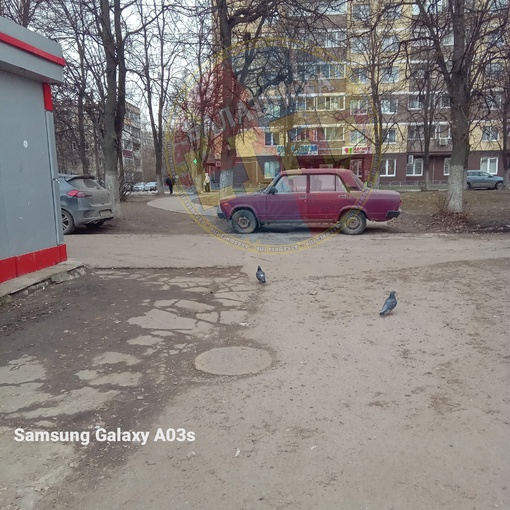 Скажите, что в голове у хозяина этого автомобиля? Он полагает, что тротуар делали для него, лично? Изо дня в..