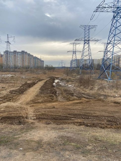 🏖Дорогу до метро через ЛЭП перекопали , но люди протоптали новую в обход , чуть подсохнет и..