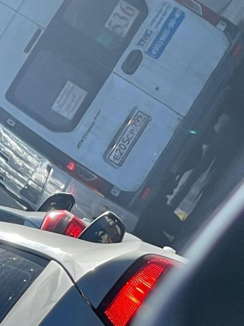 Водители маршруток на съезде с Можайского шоссе к улице Вокзальная ежеминутно продолжают нарушать ПДД..