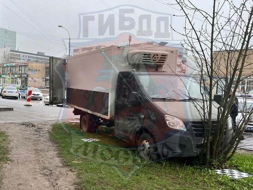 ПЬЯНАЯ МАДАМ ИЗ КЛУБА УГНАЛА ГРУЗОВИК 
В субботу около пяти часов утра водитель «Газели» приехал на..