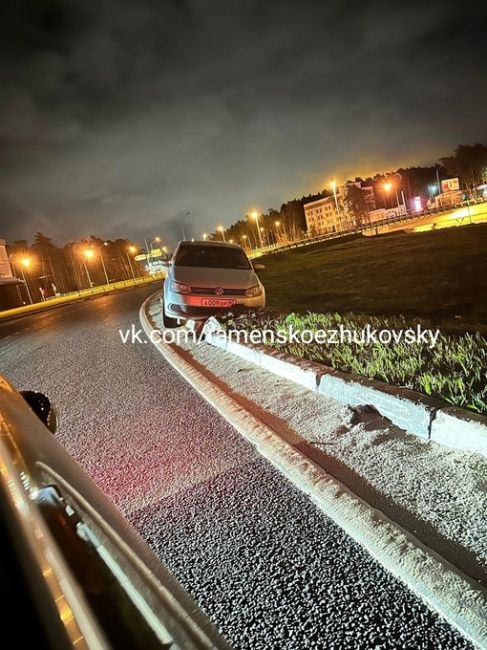 На кругу Туполевском шоссе аккуратно ночное ДТП 
Оседлал бордюры  #Жуковский..