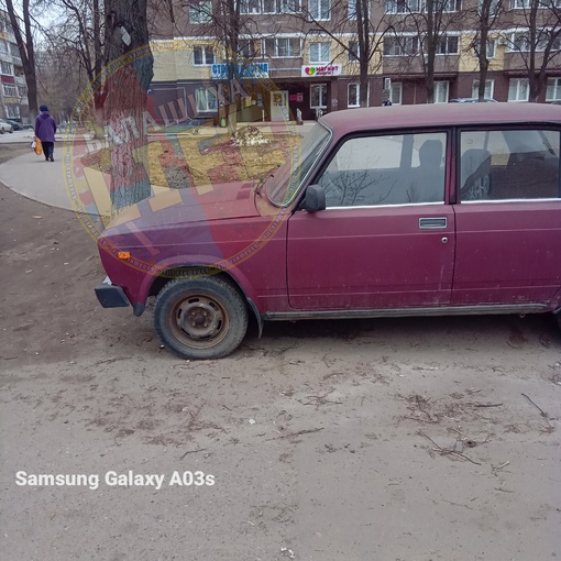 Скажите, что в голове у хозяина этого автомобиля? Он полагает, что тротуар делали для него, лично? Изо дня в..