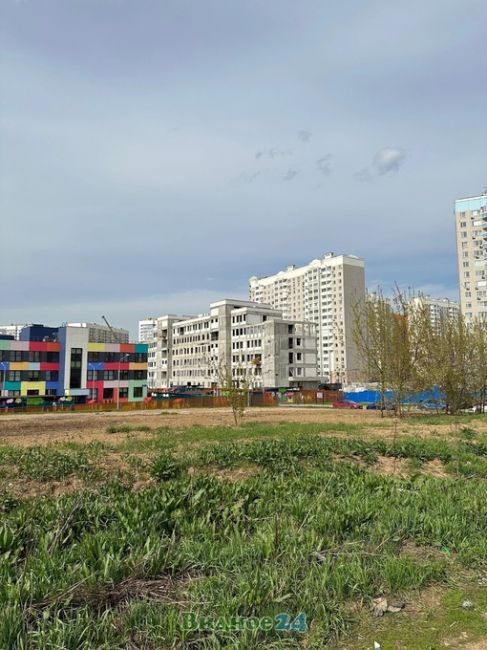 В Видном на Березовой улице продолжается строительство новой поликлиники на 750 посещений в смену. В..
