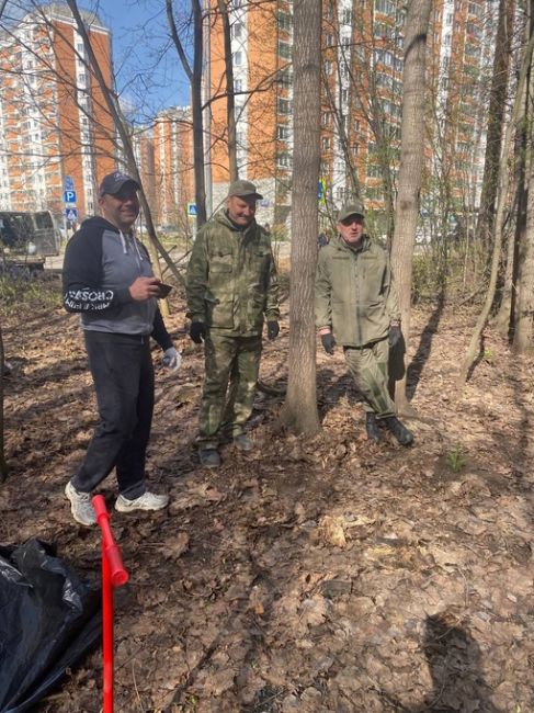 13.04.24 
Коллективная уборка в Лосином острове на границе районов Янтарный и Изумрудный 
В Балашихе..