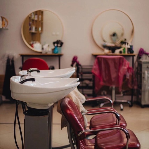 В салоне красоты «Розмарин» сдается уютное парикмахерское место в аренду.  •яркий парикмахерский зал
•2..