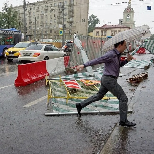 Девятибалльный разрушительный шторм ожидается завтра в Москве  Ветер поднимется после обеда, его порывы..