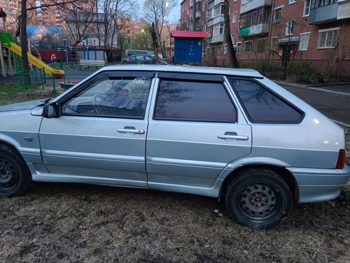 На улице Барамзиной 16 на газоне 4 месяца стоит данная машина. Регион машины Челябинский. Не одна из служб..