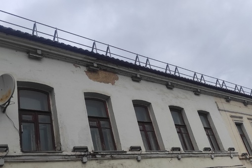 На проспекте Ленина большинство купеческих домов в хорошем состоянии, но за несколькими домами не следят..
