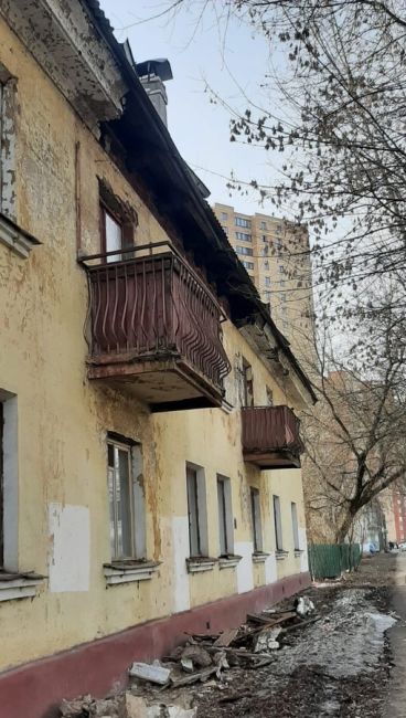 Старые бараки в Лобаново продолжают разваливаться… 🫣
24 марта в доме 16/2 на ул.Академика Грушина обвалилась..