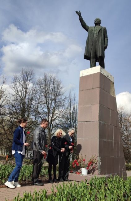 22 апреля представители КПРФ и неравнодушные жители возложили цветы к памятнику В. И. Ленина в честь его дня..