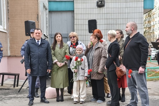 ВЕЧНАЯ ПАМЯТЬ
Мемориальную доску участнику СВО Владимиру Гридунову открыли в Балашихе. Ее установили на..