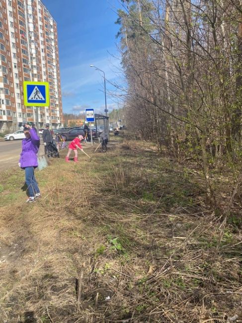 13.04.24 
Коллективная уборка в Лосином острове на границе районов Янтарный и Изумрудный 
В Балашихе..