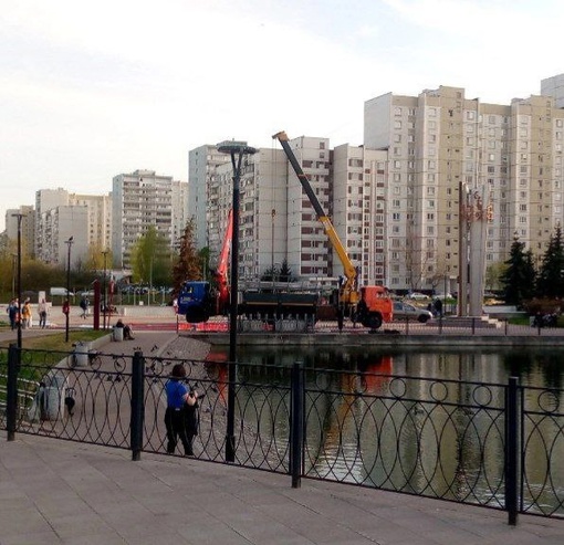 В «новом городе» тоже установили флаги ко Дню..