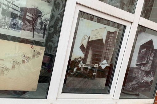 Культурно-досуговый центр «Дулёвский» открыл новую экспозицию, но не внутри, а снаружи!  📸Теперь в окнах КДЦ..