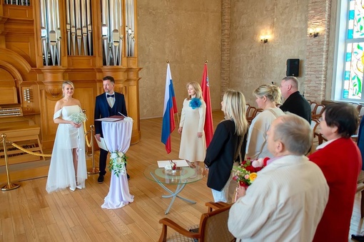 В органном зале КПЦ «Дубровицы» впервые провели церемонию бракосочетания.⁣⁣⠀
⁣⁣⠀
Молодожены Павел и..