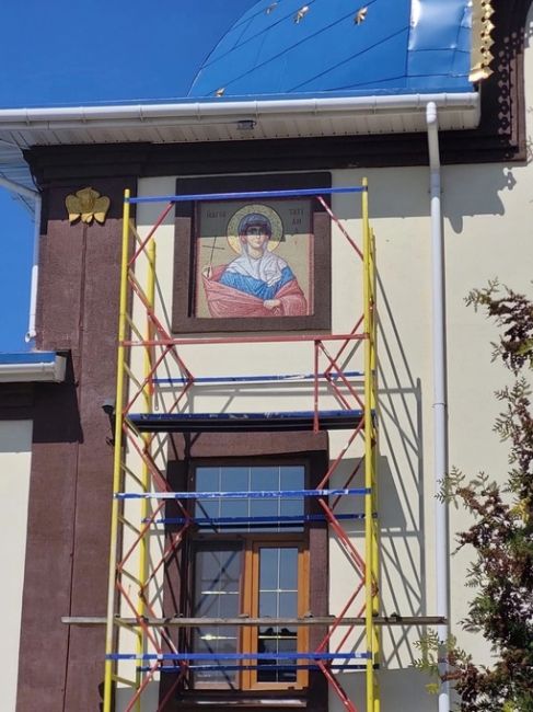На фасад храма Георгия Победоносца установили долгожданную мозаичную икону святой мученицы..