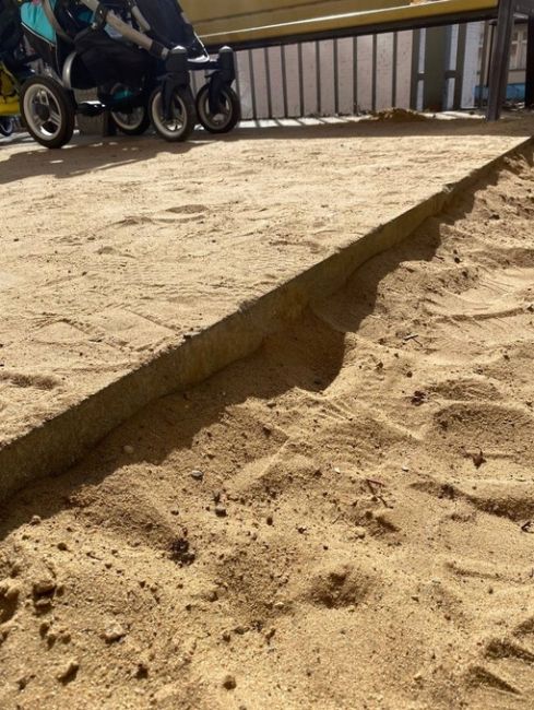 улица Колпакова д 32/2 
55.920999, 37.727687 
детская площадка. 
В песочнице из песка торчит бетон прям острым куском, так..