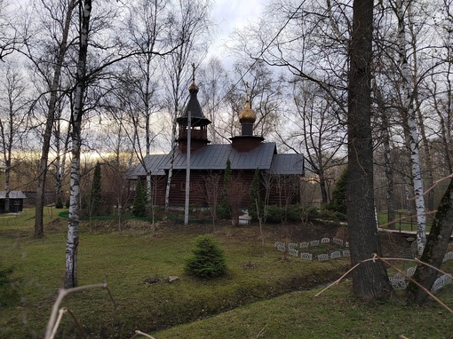 Храм Серафима Вырицкого на территории военно гогородка, маленькая деревянная церквушка постройки 2007-2008..