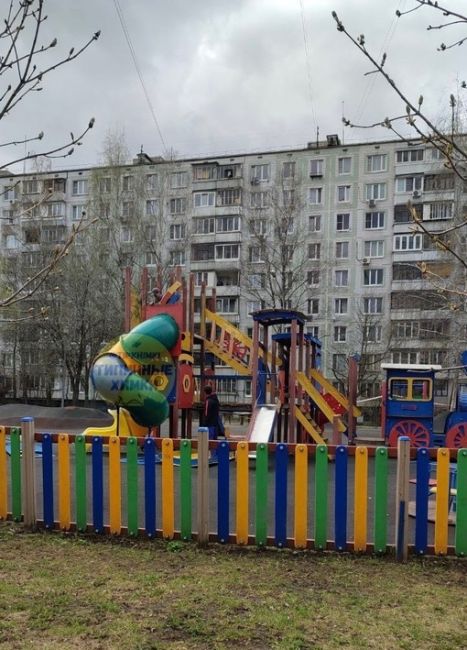 🤔 На Химкинском Арбате, как и в парке Толстого, тоже идет демонтаж старой детской площадки  Вероятно, будут..