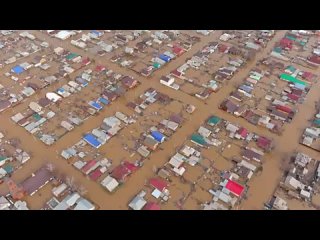 Вся Россия в одном видео  Пока в затопленном Орске люди спасаются на резиновых лодках, министр МЧС проезжает..