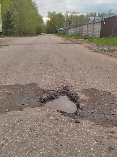 Подольск. Северный.ул. Рощинская. Фуры разбивают дорогу каждый год.Администрация примите меры...