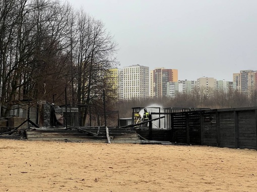 Пожар на пляже парка Толстого потушен 👏🏻  Площадь возгорания составила 35 квадратных метров. Пострадавших..