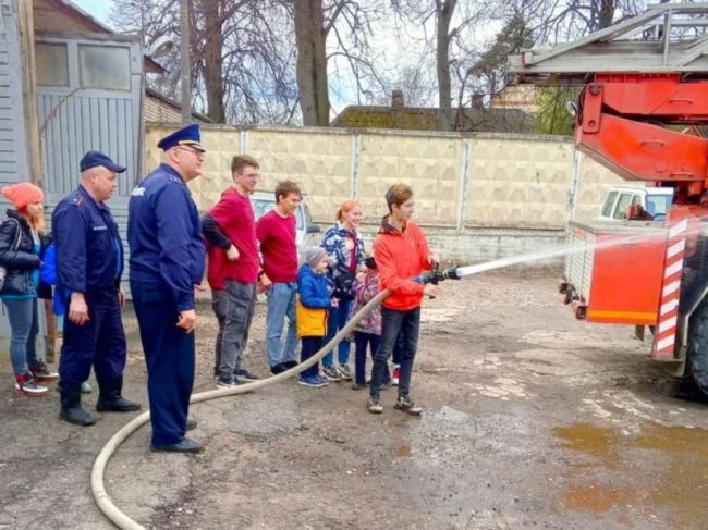 Волонтеры культуры из Пушкинского округа познакомились с профессией пожарного-спасателя на..