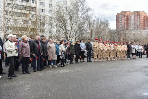 ВЕЧНАЯ ПАМЯТЬ
Мемориальную доску участнику СВО Владимиру Гридунову открыли в Балашихе. Ее установили на..