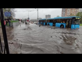 Москва поплыла.  Многие дороги и тротуары затопило, возможны локальные задержки..
