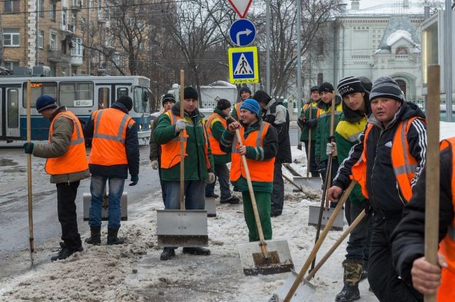 В России возникли проблемы с уборкой улиц и вывозом мусора — потому что уехали мигранты. 
Об ухудшении..