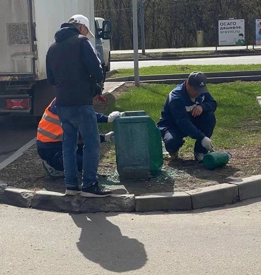 Сколько нужно коммунальщиков, чтобы покрасить одну разбитую..