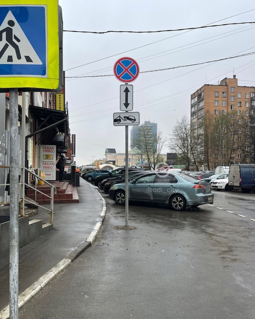 Около ТЦ «Андромеда» установили новый знак с запретом парковки 🚫  Будьте..