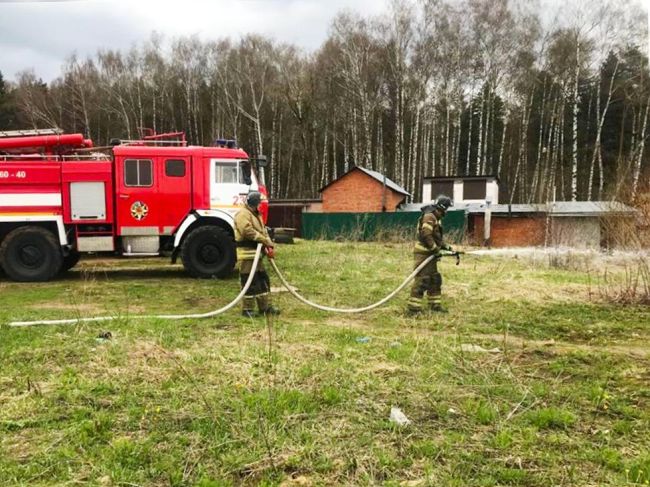 🚒 Вчера огнеборцы 328-й пожарно-спасательной части #Мособлпожспас ликвидировали пал сухой травы в..