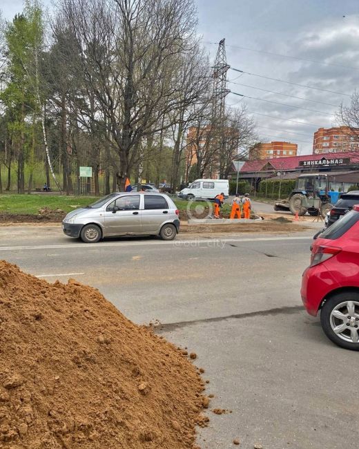 На улице Говорова продолжается комплексный ремонт тротуаров 🚧  Из-за работ пешеходы испытывают временные..