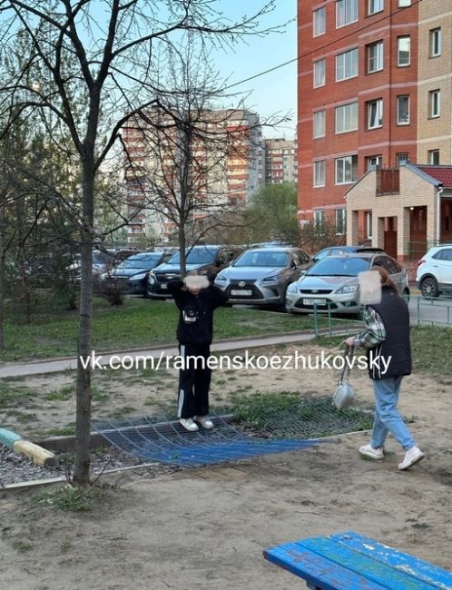 Дарья Холодова  Город #Жуковский  На площадке рядом с Гризодубовой 16 стабильно каждый день подростки и..