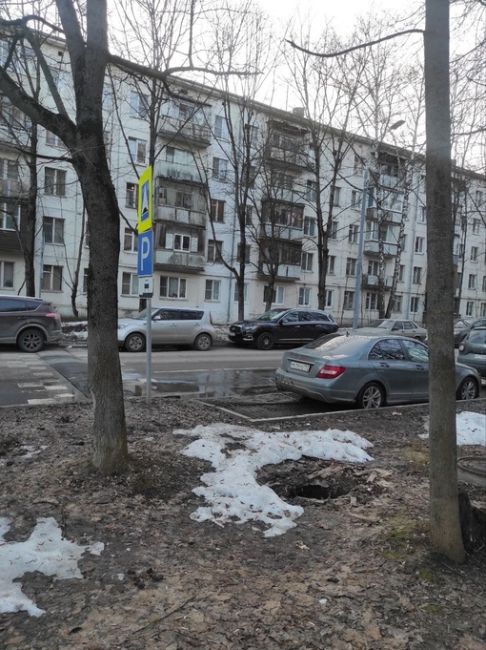 В районе дома №3к1 по бульвару Любы Новоселовой образовалась глубокая дыра 🕳️  Вход в..