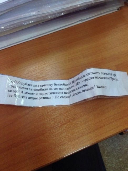 Скажите, что в голове у хозяина этого автомобиля? Он полагает, что тротуар делали для него, лично? Изо дня в..