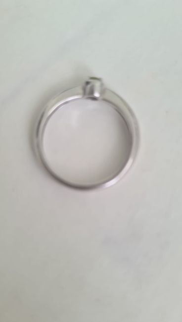 Добрый день. Найдено кольцо, утром 16.04.24 из белого золота в электричке- Болшево-Москва. Просьба обращаться в..