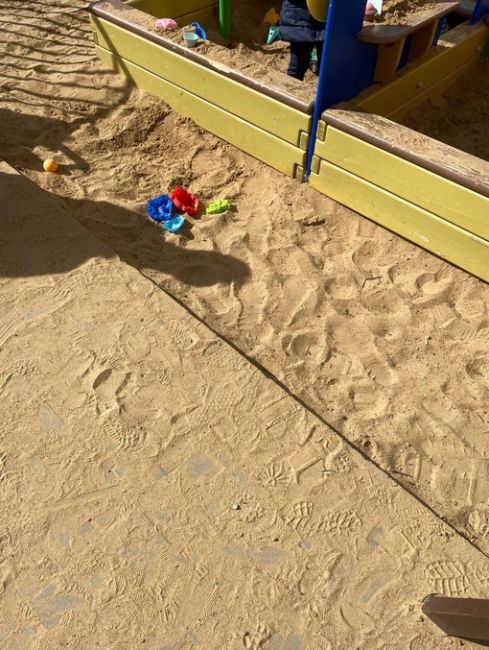 улица Колпакова д 32/2 
55.920999, 37.727687 
детская площадка. 
В песочнице из песка торчит бетон прям острым куском, так..