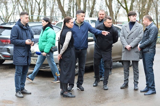 Глава города Григорий Артамонов вторник начал с обхода Центрального и Паркового микрорайонов вместе с..