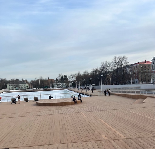 Не прошло и года, со дня реставрации территории вокруг недофонтана.., а уже все разваливается🤦🏽‍♀️ - полно..