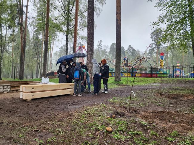 ✅Ученики школы №10 Ногинска помогли сделать скамейку на детской площадке в Центральном парке в рамках акции..