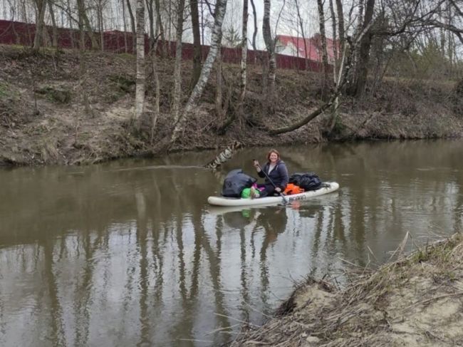 Многодетная семья из Красноармейска третий год занимается сап-бордингом и чистит реку Ворю от..
