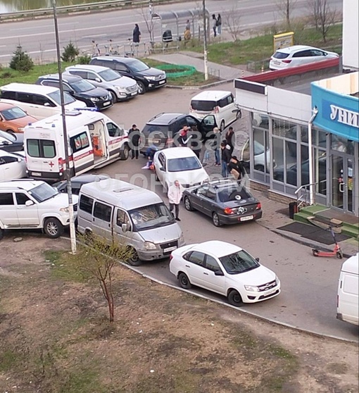 В Балашихе мужчину застрелили у магазина на улице Свердлова.  Предварительно, погибший был..