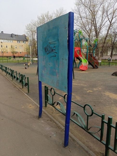признаки вандализма на детской площадке на улице клубная. Всю детскую площадку надо производить в приличный..