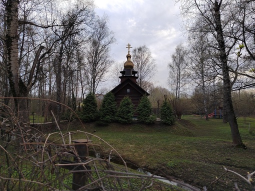 Храм Серафима Вырицкого на территории военно гогородка, маленькая деревянная церквушка постройки 2007-2008..