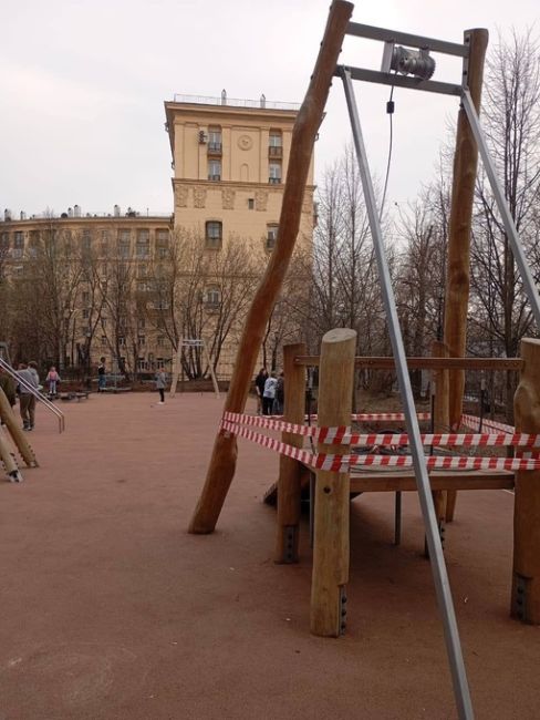 В Парке Горького на детской площадке у тарзанки оборвался трос. В этот момент на ней катался..