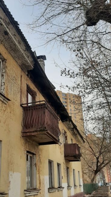 Старые бараки в Лобаново продолжают разваливаться… 🫣
24 марта в доме 16/2 на ул.Академика Грушина обвалилась..