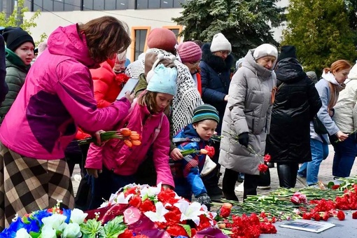 Борис Аубакиров 
Торжественный митинг, посвященный Дню Победы, прошел сегодня у памятника Неизвестному..